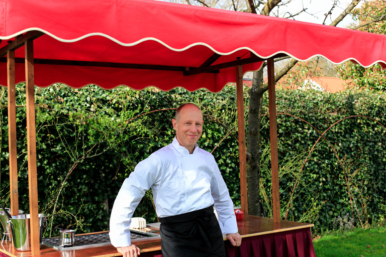 Paul van Pauls Poffertjes in zijn poffertjeskraam