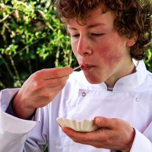Mmm, smullen van versgebakken poffertjes van Pauls Poffertjes